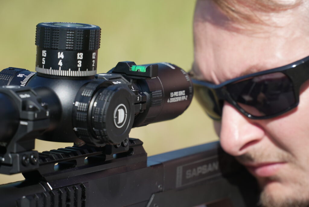 Czy osłona przeciwsłoneczna do lunety pomaga?